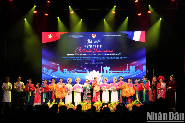 Художественные номера, отразившие типичные культурные особенности регионов Вьетнама, оставили у зрителей много эмоций.