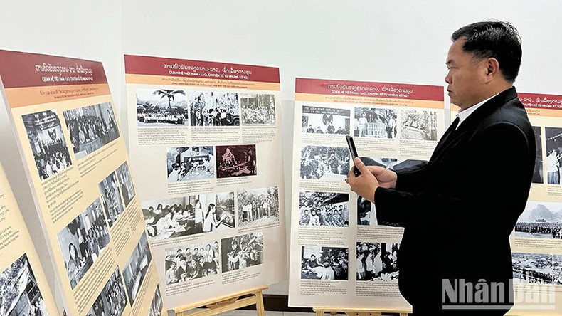 Выставка фотографий об особых отношениях между Вьетнамом и Лаосом в рамках церемонии. Фото: Чинь Зунг