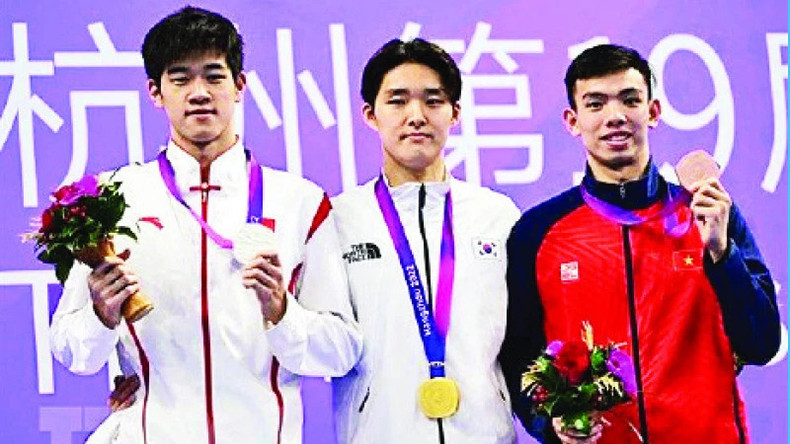 Нгуен Хюи Хоанг (в красной куртке) завоевал бронзовую медаль. Фото: AFP/ВИА Нгуен Хюи Хоанг (в красной куртке) завоевал бронзовую медаль. Фото: AFP/ВИА