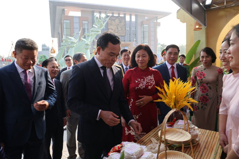 Вице-премьер Чан Лыу Куанг и делегаты посещают стенды и ознакомляются с продукцией OCOP. Вице-премьер Чан Лыу Куанг и делегаты посещают стенды и ознакомляются с продукцией OCOP.