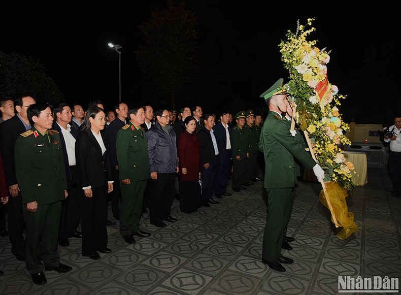 Премьер-министр воскуряет благовония и возлагает цветы к мемориальной стеле с именами мучеников и павших героев. Фото: Чан Хай Премьер-министр воскуряет благовония и возлагает цветы к мемориальной стеле с именами мучеников и павших героев. Фото: Чан Хай