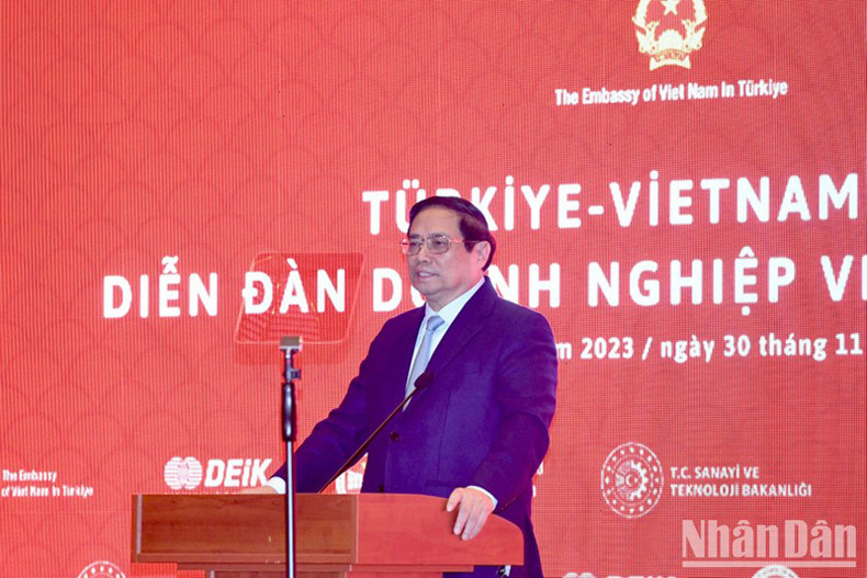 Премьер-министр Фам Минь Тьинь выступает на форуме. Премьер-министр Фам Минь Тьинь выступает на форуме.