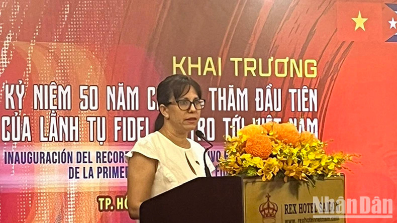 Генеральный консул Кубы Ариадна Фео Лабрада выступает с речью. Генеральный консул Кубы Ариадна Фео Лабрада выступает с речью.