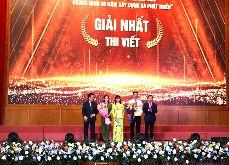 Оргкомитет присуждает первые призы победителям в письменной категории. Оргкомитет присуждает первые призы победителям в письменной категории.