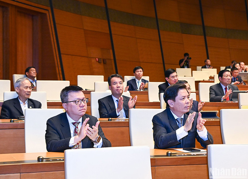 Делегаты на церемонии закрытия 6-й сессии НС XV созыва в зале Зиенхонг. Делегаты на церемонии закрытия 6-й сессии НС XV созыва в зале Зиенхонг.