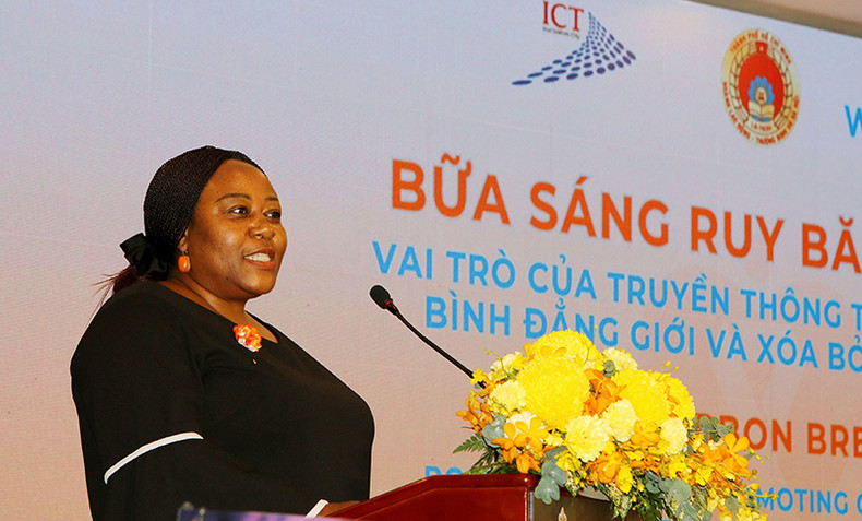 Г-жа Кэролайн Ньямаемомбе выступает с речью. Фото: ВИА