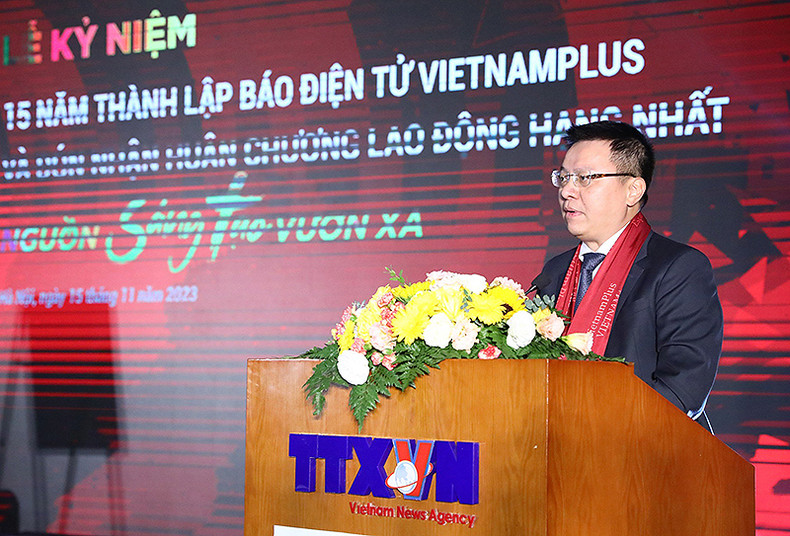 Товарищ Ле Куок Минь выступает на церемонии. Товарищ Ле Куок Минь выступает на церемонии.