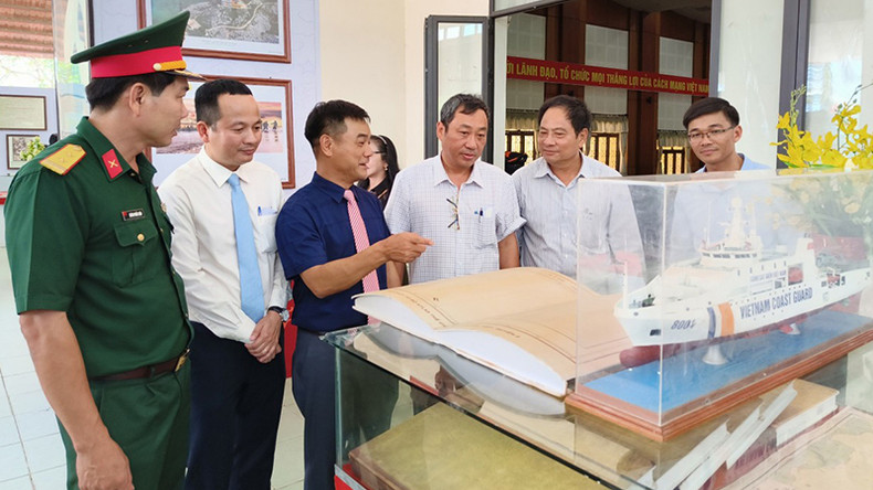 Руководители Департамента информации и коммуникаций провинции Куангнам и уезда Нуитхань посещают выставку. Руководители Департамента информации и коммуникаций провинции Куангнам и уезда Нуитхань посещают выставку.