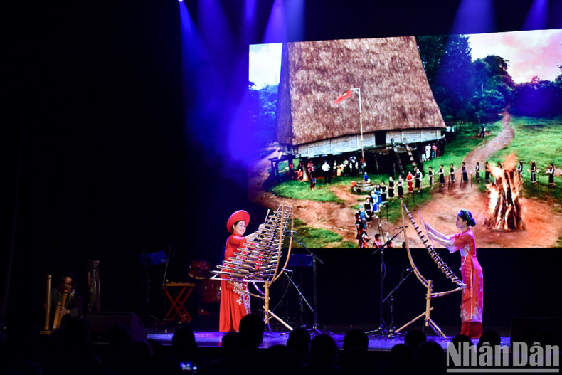 В программе приняли участие Министр культуры, спорта и туризма Вьетнама Нгуен Ван Хунг, Зампредседателя комитета по культуре, образованию и коммуникациям Сената Франции, сенатор Жереми Бакки, Посол Вьетнама во Франции Динь Тоан Тханг, Посол, глава постоянной миссии Вьетнама при ЮНЕСКО Ле Тхи Хонг Ван.