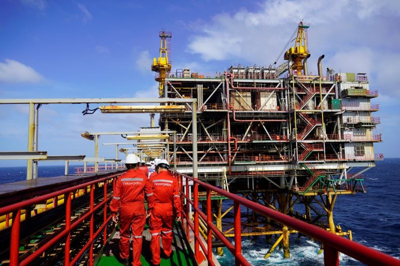 Рабочие идут на работу в нефтяном месторождении Батьхо. Рабочие идут на работу в нефтяном месторождении Батьхо.