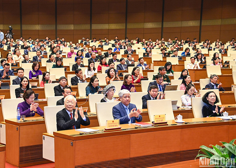 Генеральный секретарь ЦК КПВ Нгуен Фу Чонг, Постоянный член Секретариата, Заведующая Организационным отделом ЦК КПВ Чыонг Тхи Май, Председатель ЦК Отечественного фронта Вьетнама До Ван Тьиен и депутаты НС принимают участие в церемонии закрытия 6-й сессии НС XV созыва в зале Зиенхонг. Генеральный секретарь ЦК КПВ Нгуен Фу Чонг, Постоянный член Секретариата, Заведующая Организационным отделом ЦК КПВ Чыонг Тхи Май, Председатель ЦК Отечественного фронта Вьетнама До Ван Тьиен и депутаты НС принимают участие в церемонии закрытия 6-й сессии НС XV созыва в зале Зиенхонг.