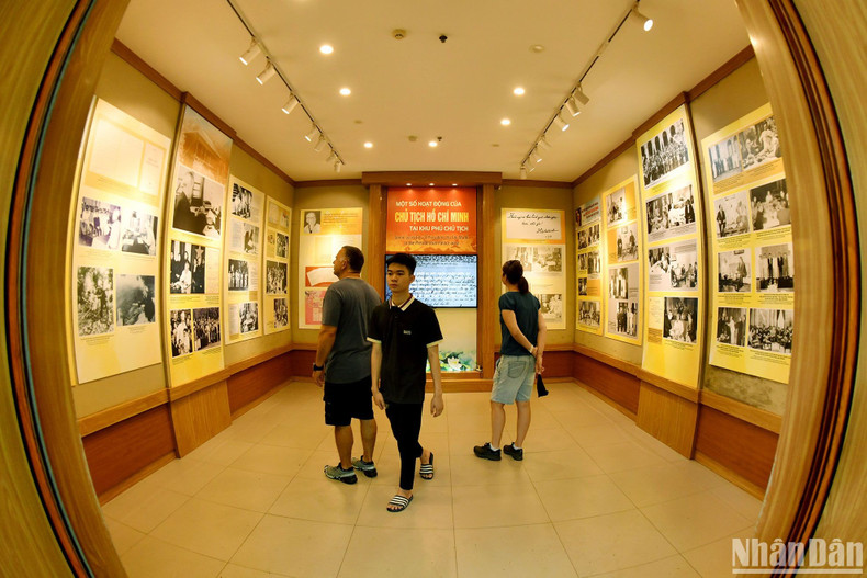 Многие артефакты и изображения деятельности Президента Хо Ши Мина привлекают посетителей. Многие артефакты и изображения деятельности Президента Хо Ши Мина привлекают посетителей.