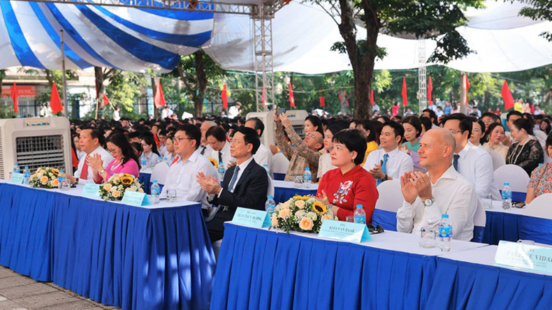 Церемония открытия нового учебного года в средней спецшколе Ханой-Амстердам. Церемония открытия нового учебного года в средней спецшколе Ханой-Амстердам.