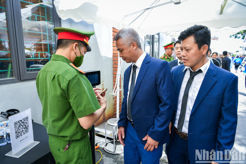 При посещении необходимо предъявить удостоверение личности гражданина с электронным чипом или мобильный телефон с установленным VNeID 2-го уровня для сканирования QR-кода. При посещении необходимо предъявить удостоверение личности гражданина с электронным чипом или мобильный телефон с установленным VNeID 2-го уровня для сканирования QR-кода.