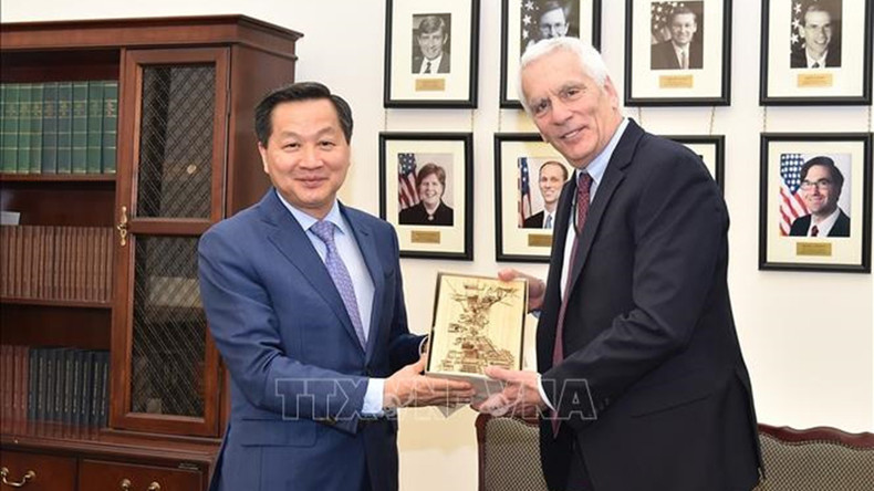 Вице-премьер Ле Минь Кхай и Председатель Совета экономических консультантов Белого дома Джаред Бернштейн. Фото: ВИА Вице-премьер Ле Минь Кхай и Председатель Совета экономических консультантов Белого дома Джаред Бернштейн. Фото: ВИА