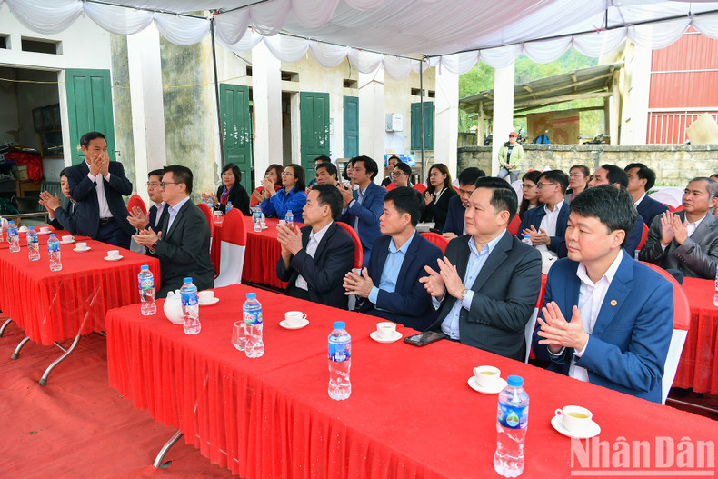 Делегаты на церемонии начала реставрации исторического памятника, где вышел в свет первый номер газеты «Нянзан». Делегаты на церемонии начала реставрации исторического памятника, где вышел в свет первый номер газеты «Нянзан».