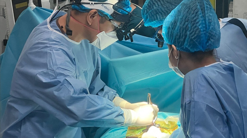 Врачи выполняют операцию. Врачи выполняют операцию.