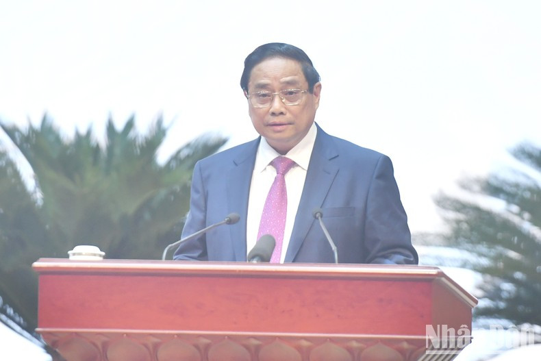 Премьер-министр Фам Минь Тьинь выступает на Пленуме.