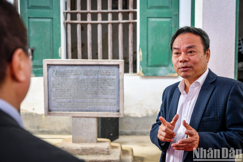 Заместитель главного редактора газеты «Нянзан» Динь Ньы Хоан рассказывает о значении памятника. Заместитель главного редактора газеты «Нянзан» Динь Ньы Хоан рассказывает о значении памятника.