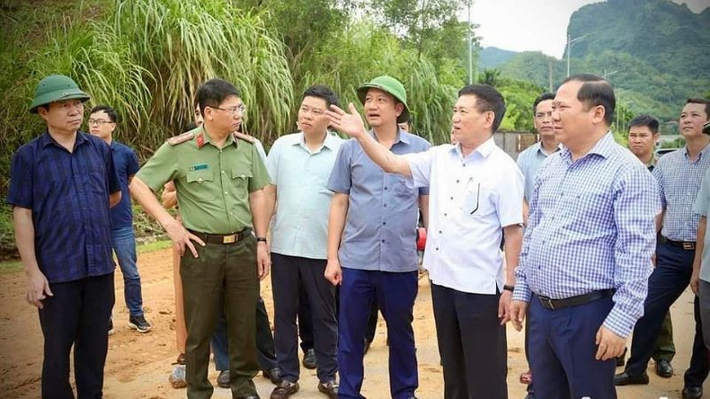 Вице-премьер, Министр финансов Хо Дык Фок в провинции Хоабинь. Вице-премьер, Министр финансов Хо Дык Фок в провинции Хоабинь.