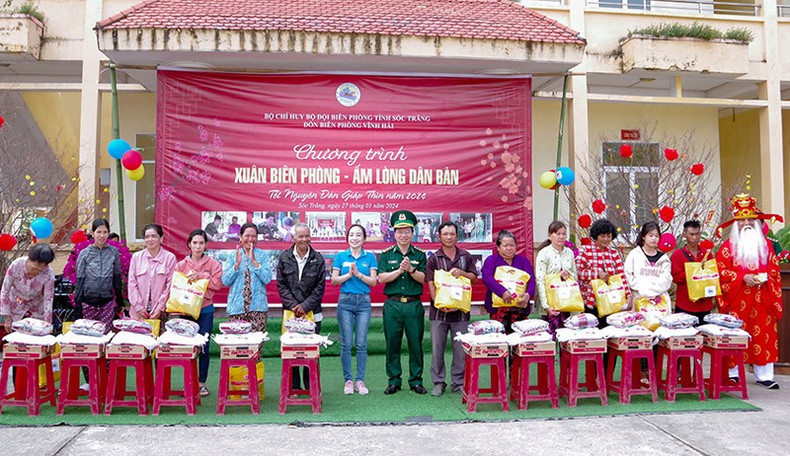 Программа «Пограничная весна согревает сердца жителей деревни» в провинции Шокчанг. Программа «Пограничная весна согревает сердца жителей деревни» в провинции Шокчанг.