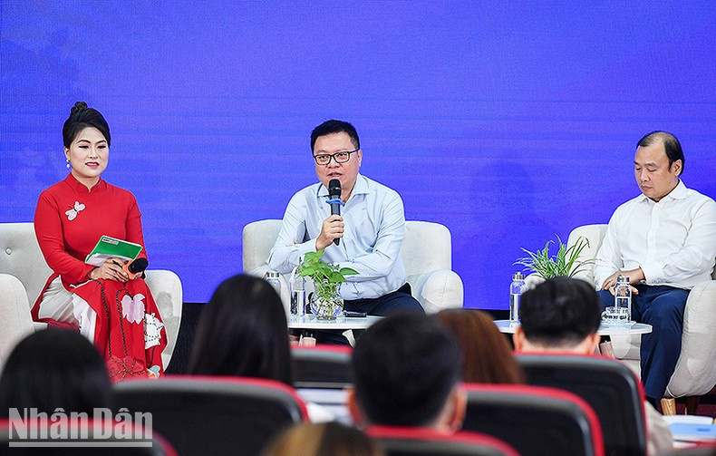 Товарищ Ле Куок Минь выступает на семинаре. Фото: Тхань Дат Товарищ Ле Куок Минь выступает на семинаре. Фото: Тхань Дат