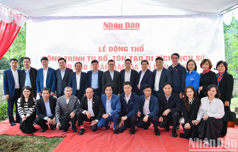 Делегаты фотографируются на память. Делегаты фотографируются на память.