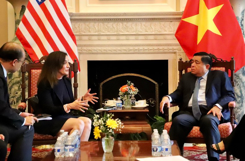 Министр планирования и инвестиций Нгуен Тьи Зунг и Директор по международной политике корпорации Microsoft Кэтрин Нил.