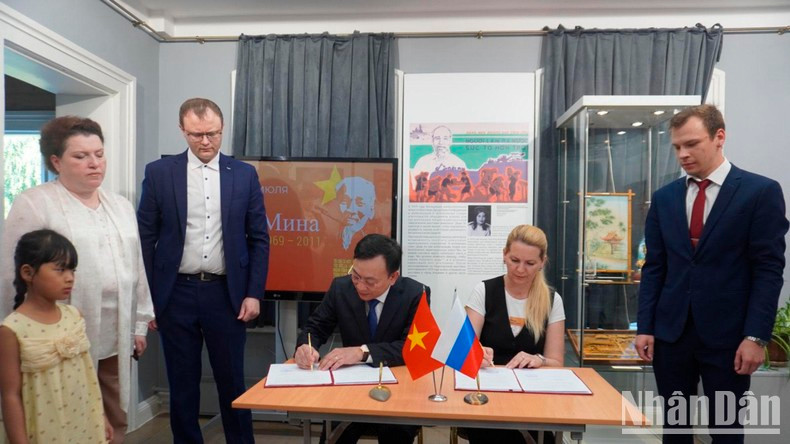 Стороны подписывают соглашение о сотрудничестве в научной деятельности в сфере культуры. Стороны подписывают соглашение о сотрудничестве в научной деятельности в сфере культуры.