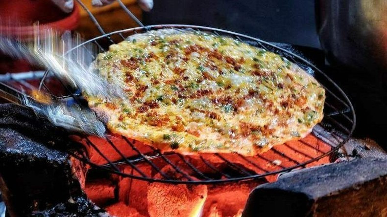 Блинчики из рисовой бумаги на гриле с начинками. Блинчики из рисовой бумаги на гриле с начинками.