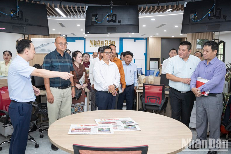 Лаосская делегация посещает Отдел «Нянзан Онлайн». Фото: Шон Тунг Лаосская делегация посещает Отдел «Нянзан Онлайн». Фото: Шон Тунг