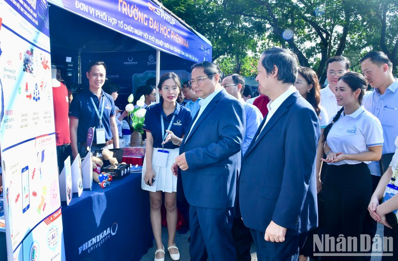 Премьер-министр Фам Минь Тьинь посещает стенд, на котором были представлены идеи стартапов студентов. Премьер-министр Фам Минь Тьинь посещает стенд, на котором были представлены идеи стартапов студентов.