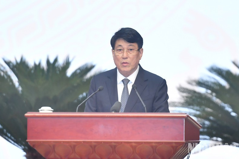 Постоянный член Секретариата ЦК КПВ Лыонг Кыонг выступает на Пленуме.