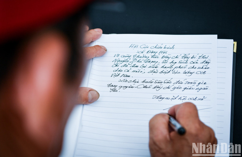 Многие люди оставляют записи в траурной книге. Многие люди оставляют записи в траурной книге.