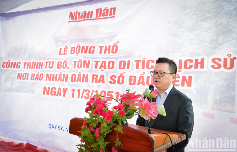 Член ЦК КПВ, Главный редактор, Секретарь Парткома газеты «Нянзан», Заместитель заведующего Отделом ЦК КПВ по пропаганде и политическому воспитанию, Председатель Союза журналистов Вьетнама Ле Куок Минь выступает на церемонии. Член ЦК КПВ, Главный редактор, Секретарь Парткома газеты «Нянзан», Заместитель заведующего Отделом ЦК КПВ по пропаганде и политическому воспитанию, Председатель Союза журналистов Вьетнама Ле Куок Минь выступает на церемонии.