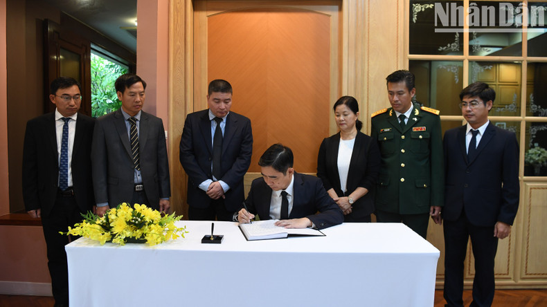 Премьер-министр Таиланда Сретта Тависин оставляет запись в траурной книге. Фото: Динь Чыонг Премьер-министр Таиланда Сретта Тависин оставляет запись в траурной книге. Фото: Динь Чыонг