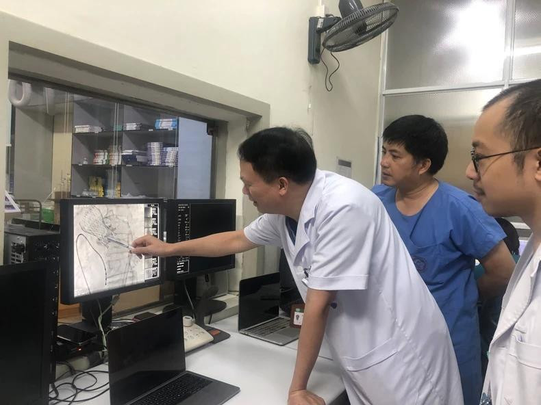 Врачи Вьетнамского института кардиологии обсуждают схему лечения. Врачи Вьетнамского института кардиологии обсуждают схему лечения.