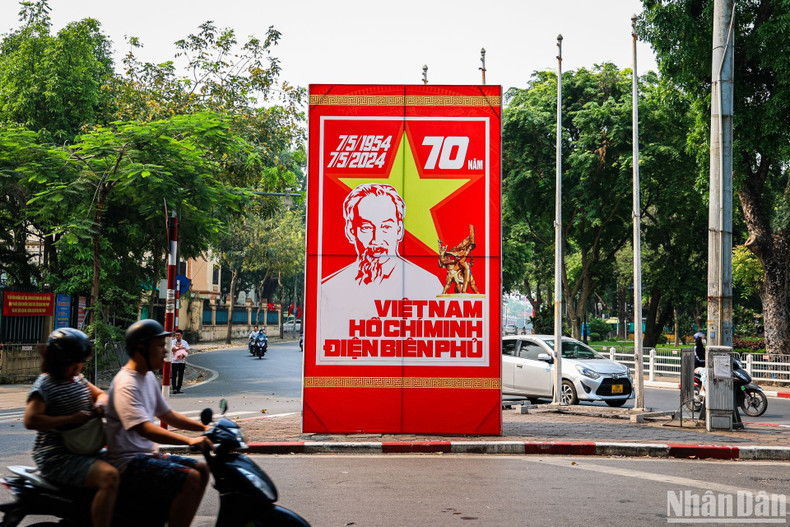 В Ханое также отмечают 70-летие победы в битве при Дьенбьенфу. В Ханое также отмечают 70-летие победы в битве при Дьенбьенфу.