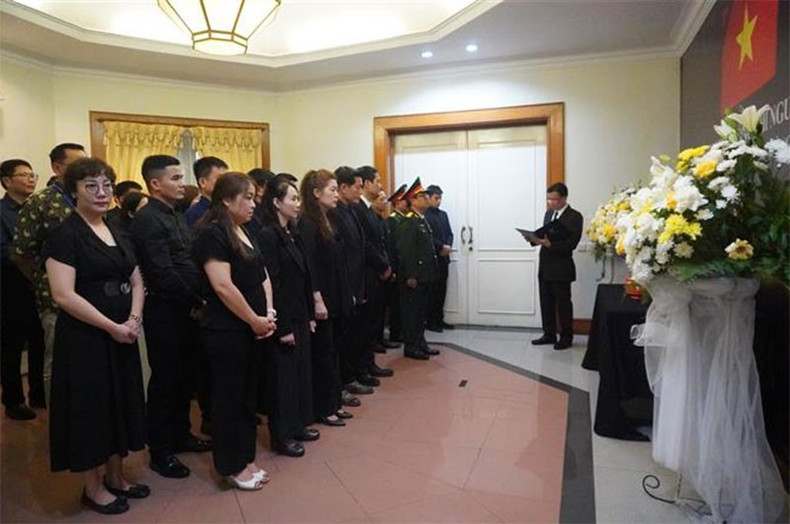 Минута молчания в Посольстве Вьетнама в Индонезии. Фото: ВИА Минута молчания в Посольстве Вьетнама в Индонезии. Фото: ВИА