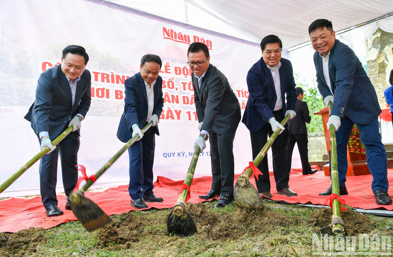 Руководители газеты «Нянзан» выполняют церемонию закладки фундамента. Руководители газеты «Нянзан» выполняют церемонию закладки фундамента.