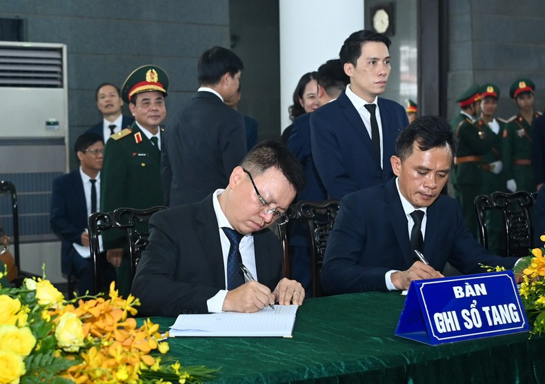 Товарищ Ле Куок Минь оставляет запись в траурной книге. Товарищ Ле Куок Минь оставляет запись в траурной книге.