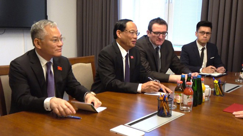 Вьетнамская делегация на встрече с Министр цифровизации Польши. Фото: ВИА Вьетнамская делегация на встрече с Министр цифровизации Польши. Фото: ВИА