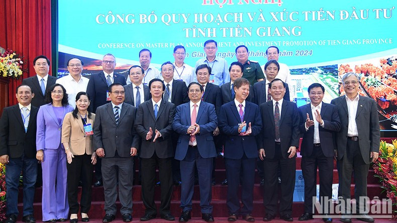 Премьер-министр Фам Минь Тьинь фотографируется с руководителями провинции Тиенжанг. Премьер-министр Фам Минь Тьинь фотографируется с руководителями провинции Тиенжанг.