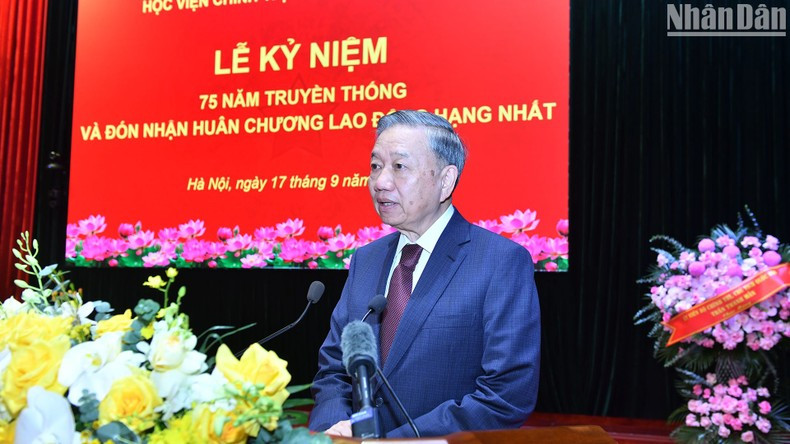 Генеральный секретарь ЦК КПВ, Президент То Лам выступает на мероприятии. Генеральный секретарь ЦК КПВ, Президент То Лам выступает на мероприятии.