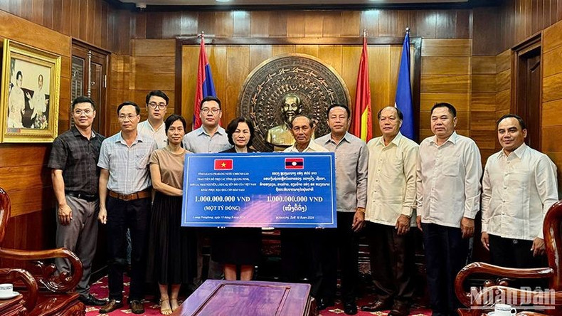 Делегация провинции Луангпрабанг передает средства в поддержку вьетнамским провинция. Делегация провинции Луангпрабанг передает средства в поддержку вьетнамским провинция.