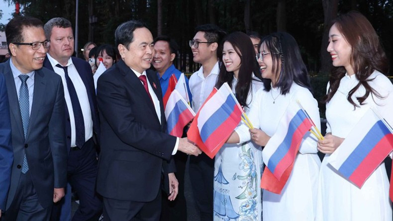 Председатель НС Вьетнама Чан Тхань Ман в аэропорту Внуково.