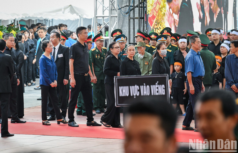 Люди выстраиваются в очередь вдоль дороги, ведущей к Дому культуры деревни Лайда. Люди выстраиваются в очередь вдоль дороги, ведущей к Дому культуры деревни Лайда.