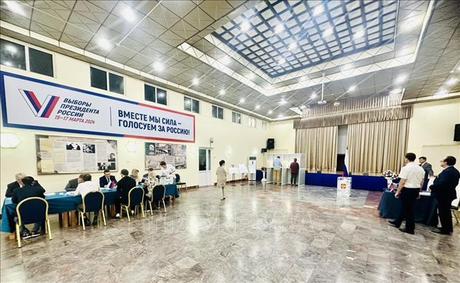 Избирательный участок в Посольстве России во Вьетнаме. Избирательный участок в Посольстве России во Вьетнаме.