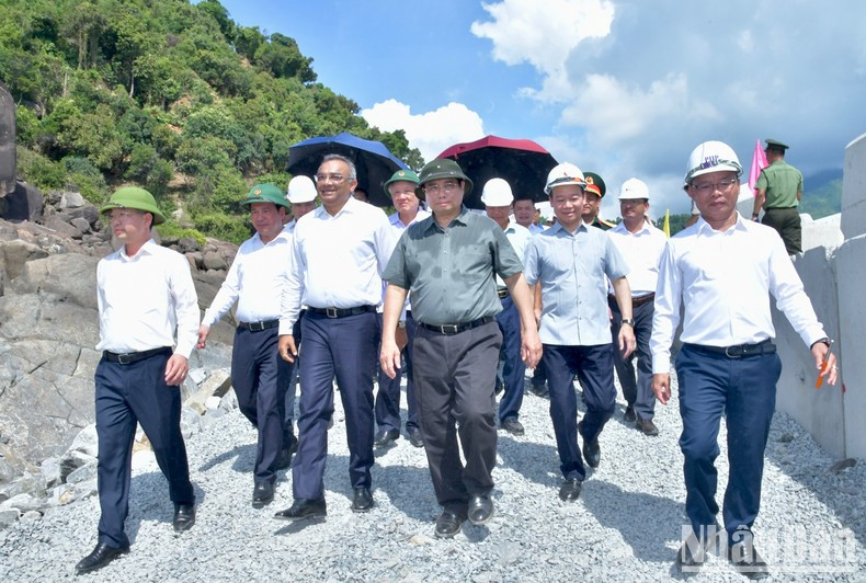 Премьер-министр на строительной площадке порта Лиентьеу. Фото: Тхань Жанг Премьер-министр на строительной площадке порта Лиентьеу. Фото: Тхань Жанг