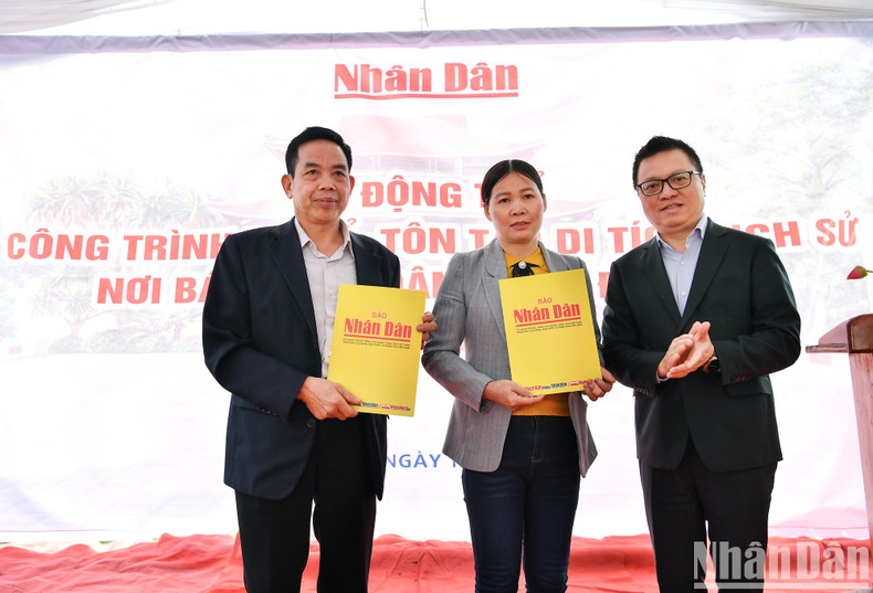 Главный редактор газеты «Нянзан» вручает подарки представителям общины Куики. Главный редактор газеты «Нянзан» вручает подарки представителям общины Куики.